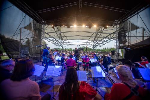 Zdjęcie przedstawia koncert Orkiestry Miasta Pruszcz Gdański w dziewiąty weekend Faktorii Kultury